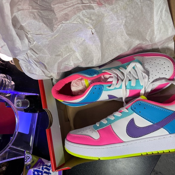 Nike Colorful Low-Top Sneakers - Picture 3 of 4